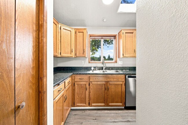 Building Photo - 39601 Santiam Bluffs Rd NE