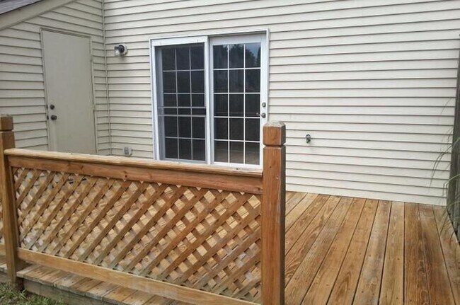 Building Photo - Fairview Commons - Adorable Updated Townhome