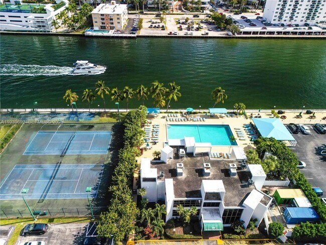 Building Photo - 800 Parkview Dr