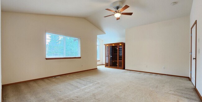 Building Photo - Home in Everett 3 Beds 2.5 bath - Pet Frie...