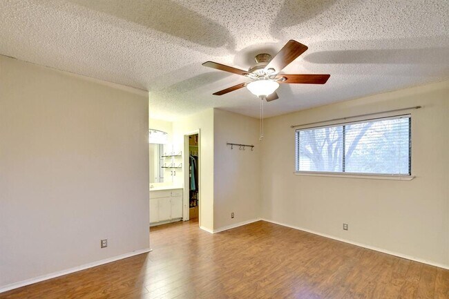 Building Photo - 506 S Mt Rushmore Dr