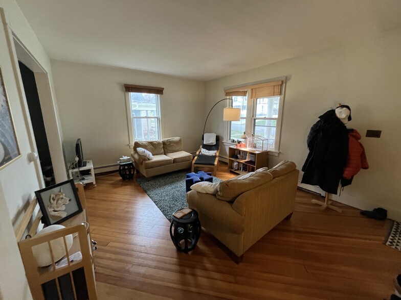 Building Photo - 413 Ronalds St