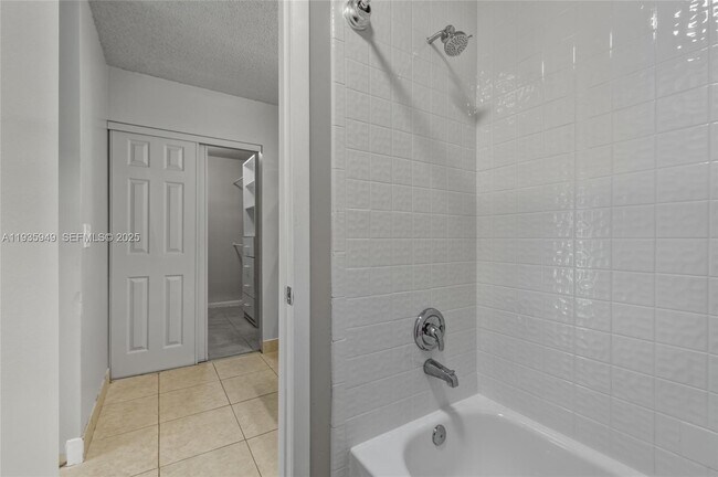 Building Photo - 138 Colly Way