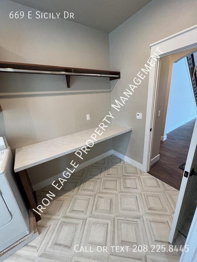 Building Photo - 669 E Sicily Dr