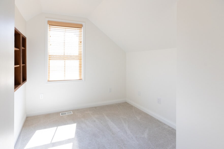 office/bonus room - 953 Dennison Ave