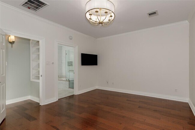 Building Photo - 2 E Pipers Green St