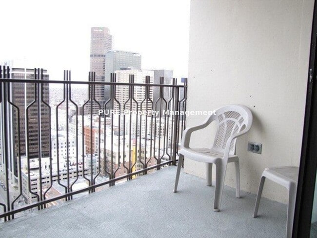 Building Photo - Large furnished studio apartment!