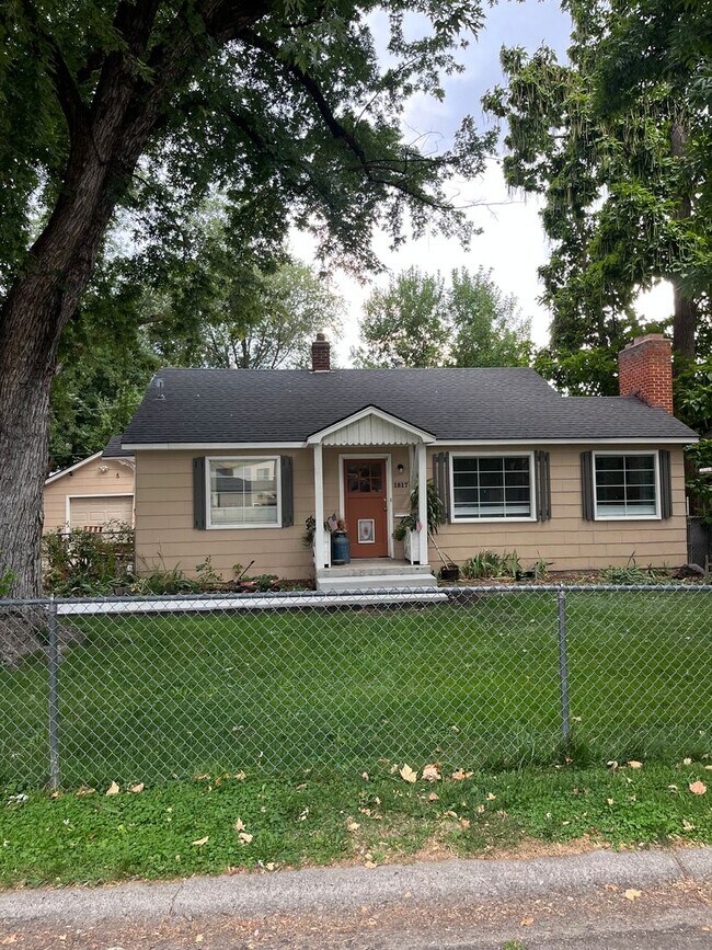 Building Photo - Beautiful Central Bench Home