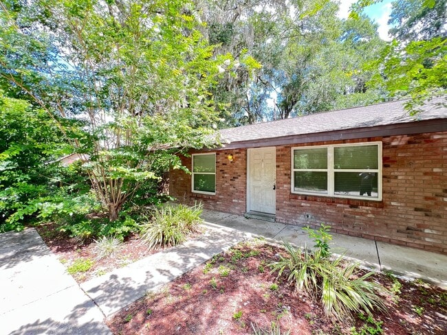 Building Photo - 2BD & 1 BA - Where Charm Meets Comfort: Yo...