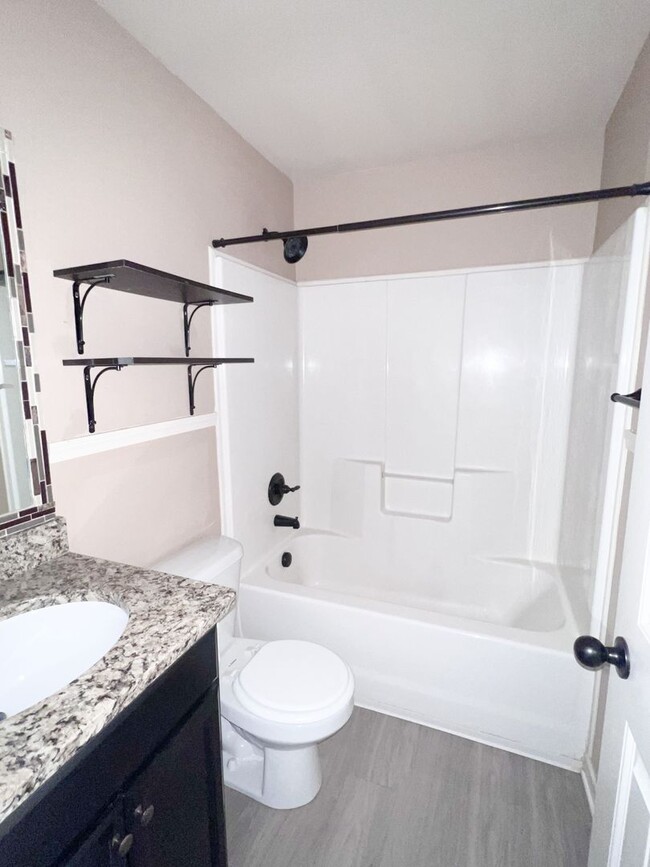 Building Photo - 2 Bedroom 1.5 Bath Townhome
