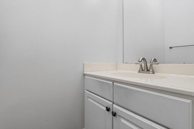 Building Photo - Spacious 4BD/2.5BA Home in Winding Creek!