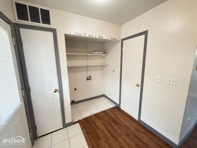 Building Photo - Modern Townhouse Living – 3 Beds, 2.5 Bath...