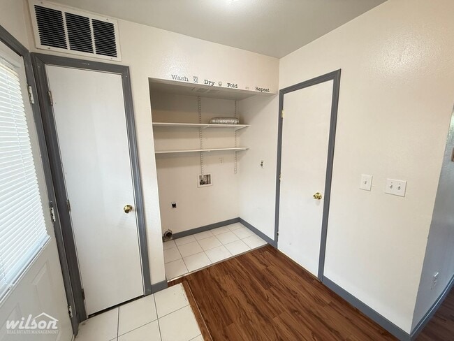 Building Photo - MOVE IN SPECIAL!! Move TODAY! Modern Townh...