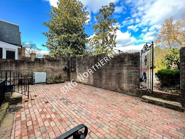 Building Photo - 1325 Lynnbrook Dr