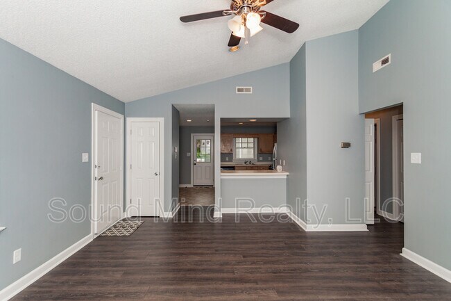 Building Photo - 2113 Tanglewood Rd