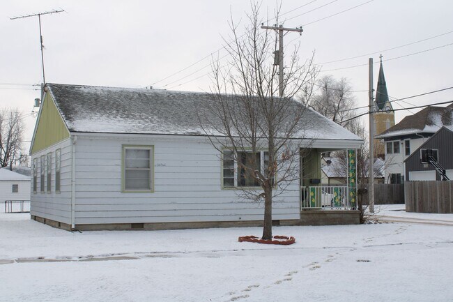 Building Photo - 3 Bedroom, 3 Bathroom House