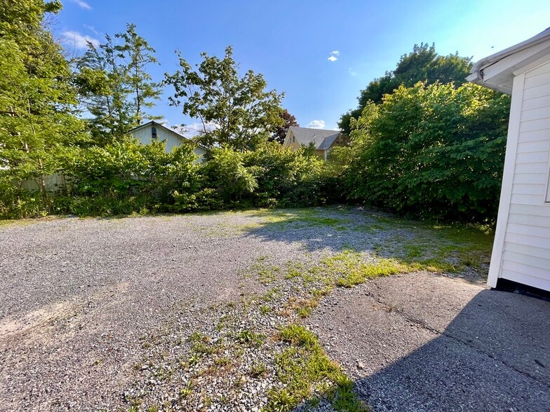 Building Photo - 52 Center St