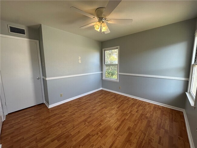 Building Photo - 117 Holly Dr