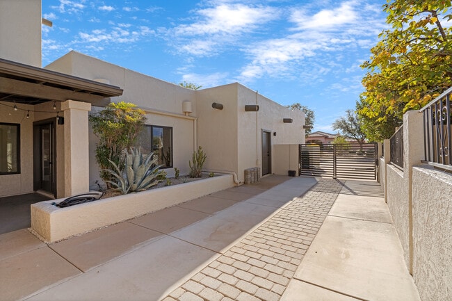 Building Photo - 2882 S Palmer Dr