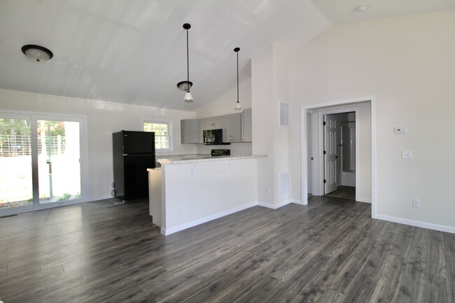 Building Photo - Newer Home for Rent in Brentwood Subdivision!