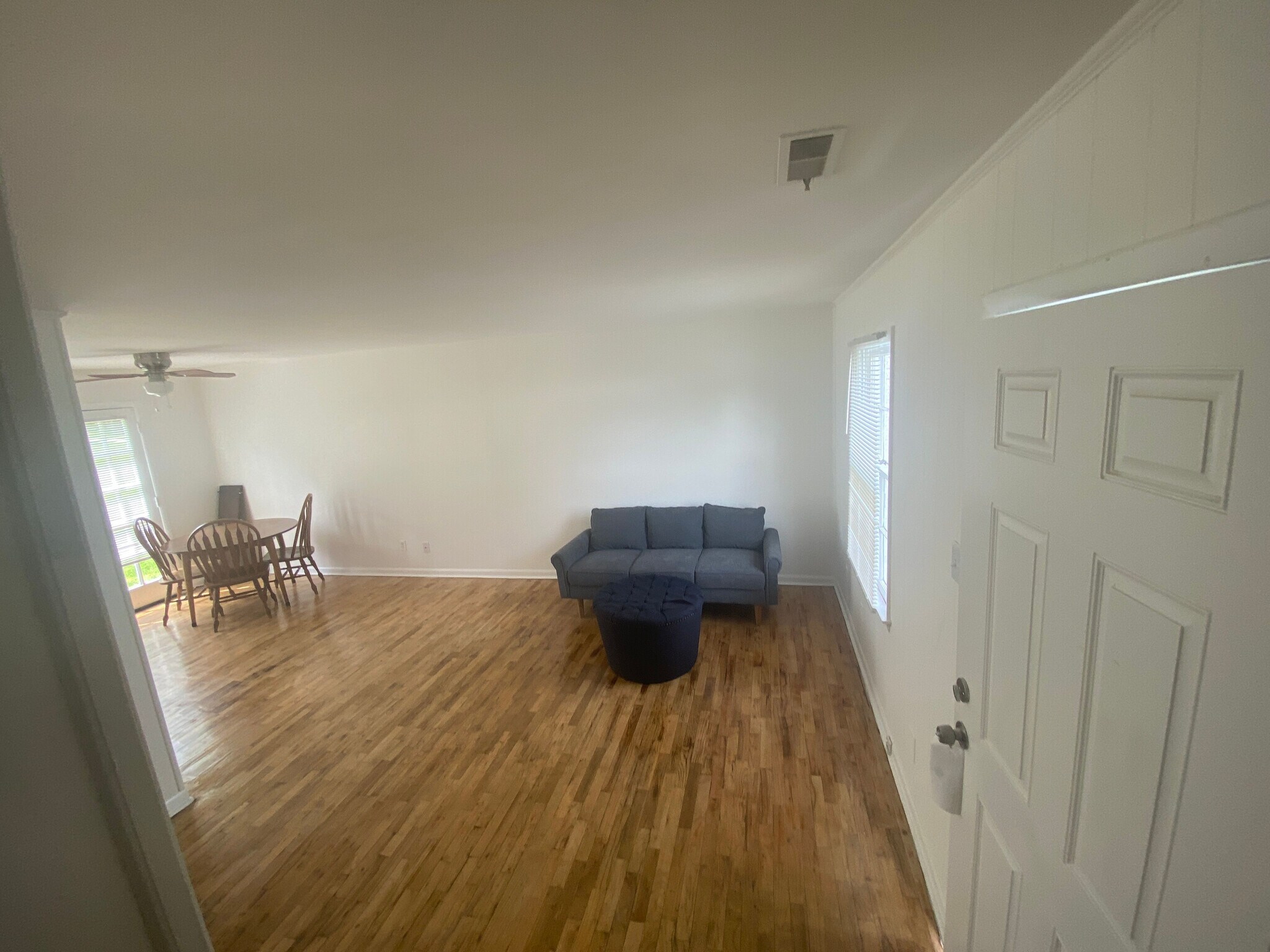 Building Photo - Room in Apartment on Greenbriar Rd