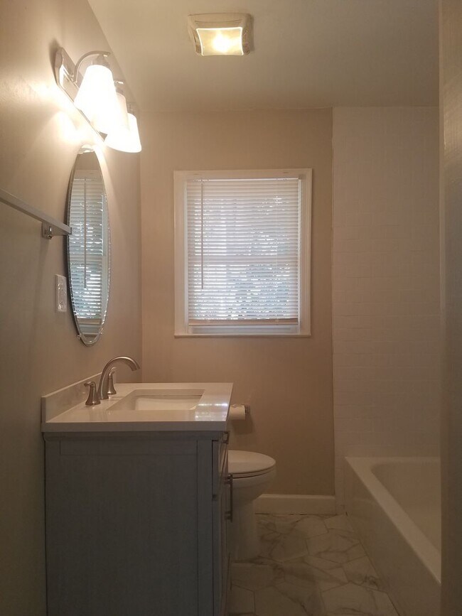 Building Photo - 4 Bed 2 Bath in Decatur!