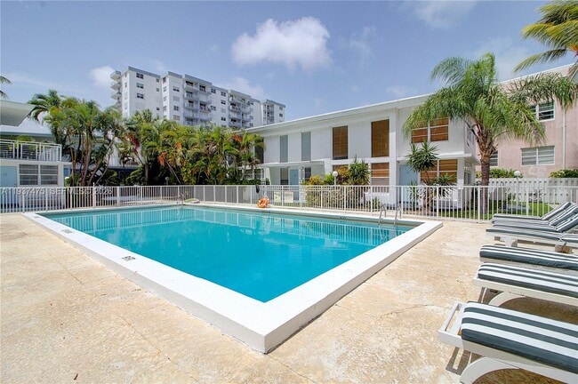 Building Photo - 6865 Bay Dr