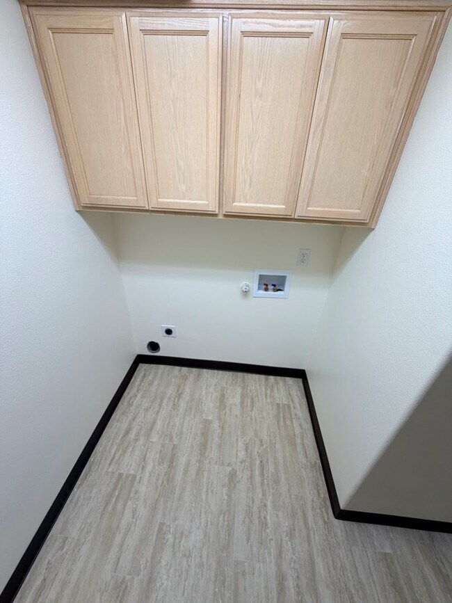 Building Photo - Three Bedroom Duplex in Keizer, Landscaping Included!