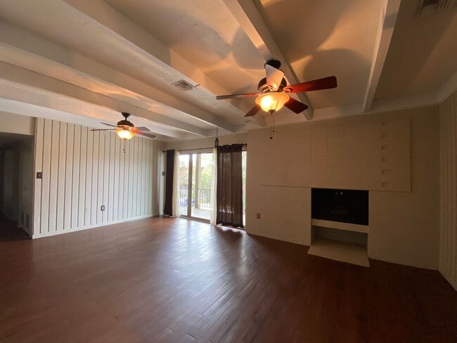 Building Photo - Two Bedroom , Two Bathroom