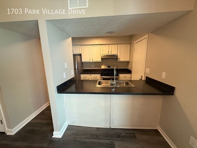 Building Photo - 1703 Park Village Dr
