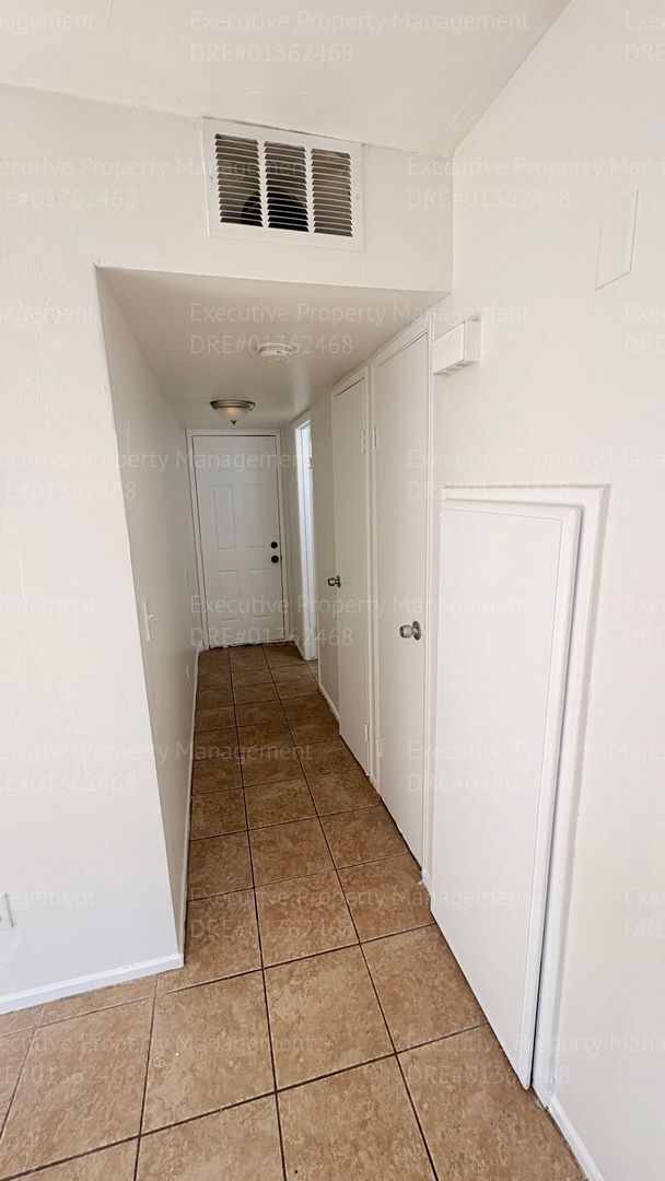 Building Photo - 2 bedroom 1.5 bathroom townhome near shopping centers and hospital! Located in the 93305 zip code...