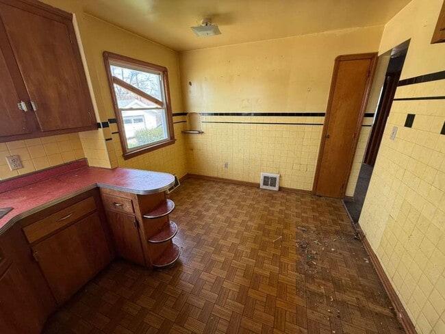 Building Photo - 3-BED, 1 BATH BEAUTIFUL SINGLE- FAMILY HOME IN MAPLE HEIGHTS!