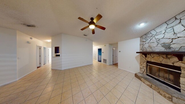 Building Photo - 3 Bed/2 Bath/ 2 Car Garage Home In Villas ...