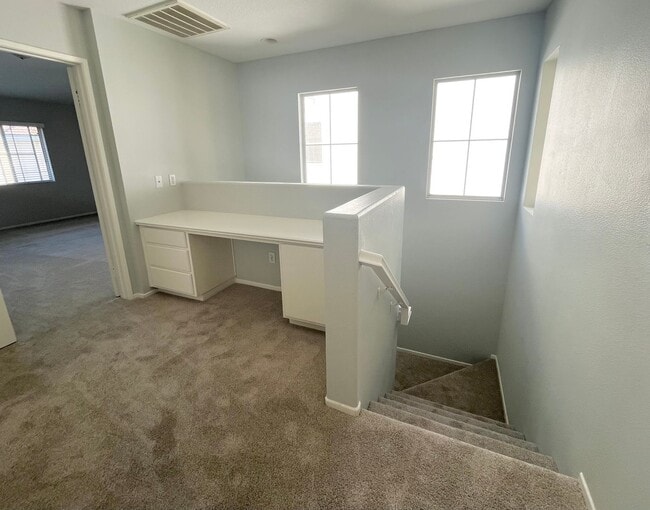 Building Photo - Beautiful 3 bedroom 2.5 bathroom home is M...