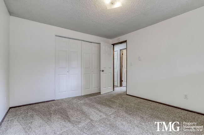 Building Photo - New Carpet & Fresh Paint, Dog Friendly!!