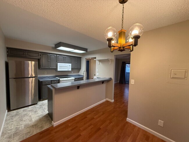 Building Photo - 2 bed 1 bath condo available in Natomas area