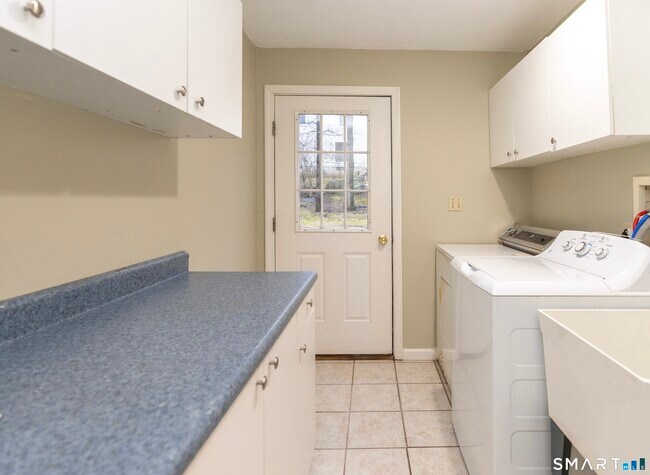 Building Photo - 8 Oak Tree Ln