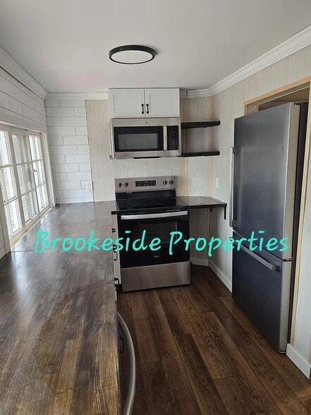 Kitchen - 1326 E Hess Lake Dr