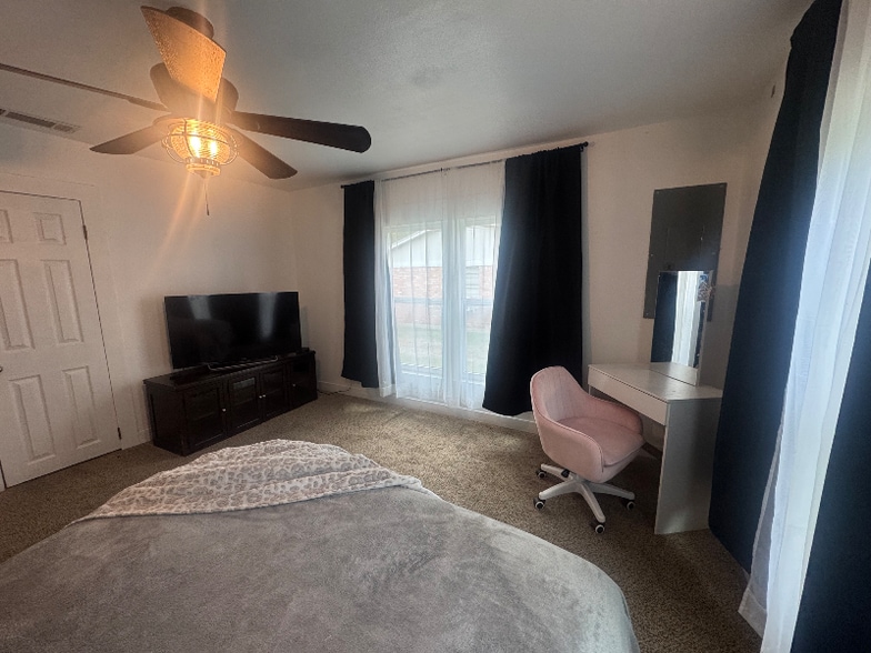 Building Photo - 1618 Sycamore St