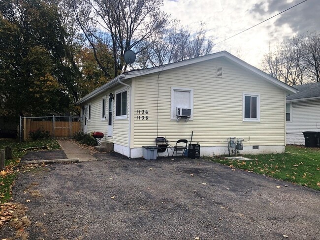 Primary Photo - 520 - 1136-38 Delos