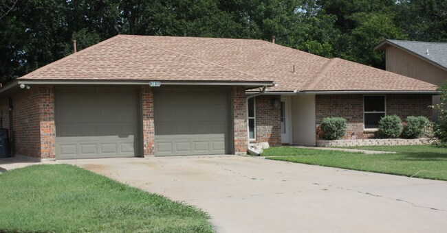 Building Photo - 3010 NE Kingsbriar Dr