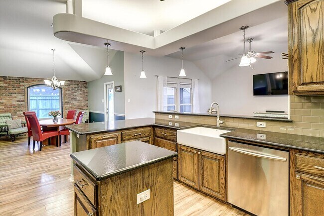 Building Photo - 3813 Kangaroo Ct