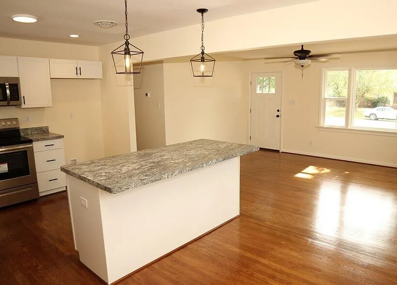 Building Photo - 7966 Kenmore Dr