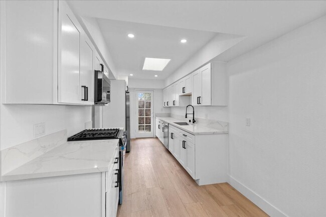 Building Photo - 4 bed main house!