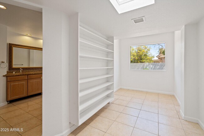 Building Photo - 7250 E Paradise Dr