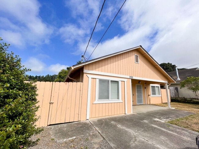 Building Photo - Beautiful and Spacious Pet-Friendly Home!