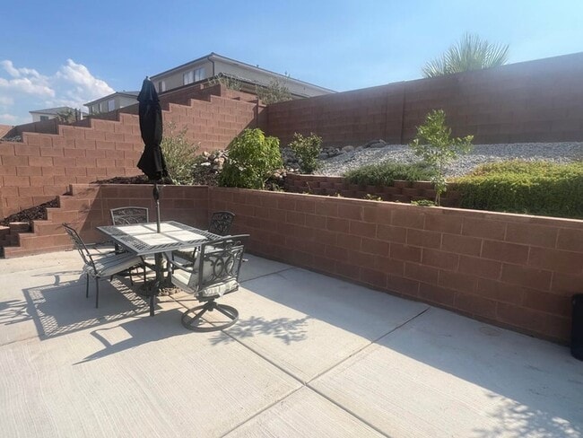 Building Photo - Stunning 4 Bedroom Home!