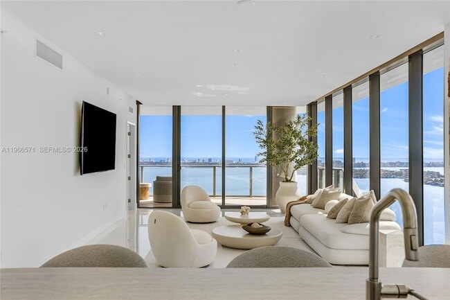 Building Photo - 700 NE 24th St