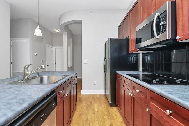 Building Photo - Uptown Living!