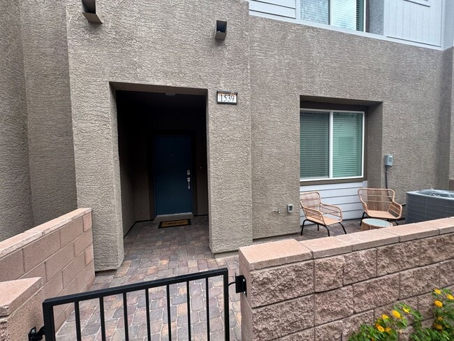 Building Photo - Modern Furnished Townhome with Style, Spac...